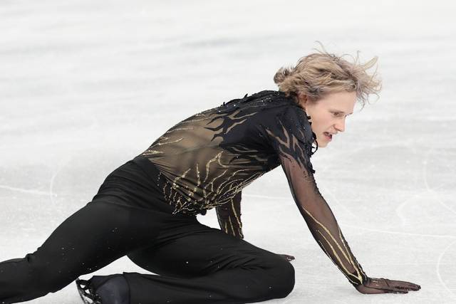 13일(현지시간) 이탈리아 밀라노 아이스스케이팅 아레나에서 열린 2026 밀라노ㆍ코르티나담페초 동계올림픽 남자 싱글 프리 스케이팅에 출전한 미국 일리야 말리닌이 착지 실수로 넘어지고 있다. 유력한 우승 후보로 꼽히던 말리닌은 아쉬운 연기를 보이며 264.49점으로 8위에 머물렀다. 연합뉴스