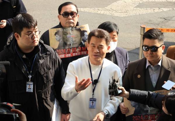 ▲전한길씨가 이재명 대통령 명예훼손 혐의로 조사를 받기 위해 12일 서울 동작경찰서로 출석하며 경찰서 주변에서 기자회견을 하고 있다.ⓒ연합뉴스