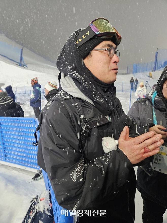 김수철 스노보드 프리스타일 대표팀 감독이 밀라노·코르티나담페초 동계올림픽 스노보드 여자 하프파이프 결선을 마친 뒤, 취재진에게 소감을 전하고 있다. 밀라노 김지한 기자
