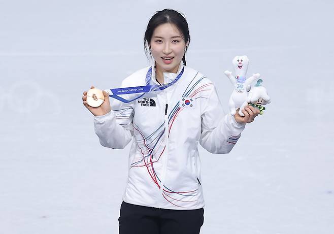 김길리가 16일(현지시간) 이탈리아 밀라노 아이스스케이팅 아레나에서 열린 2026 밀라노-코르티나담페초 동계올림픽 쇼트트랙 여자 1000m 시상식에서 동메달을 들어보이고 있다. 연합뉴스