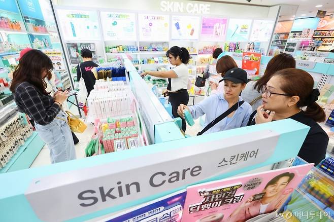 서울 시내 한 다이소 매장을 찾은 외국인 관광객들이 화장품을 살펴보고 있다.  /사진제공=뉴시스