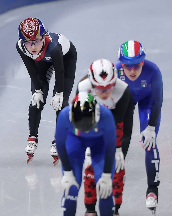 (밀라노=뉴스1) 김성진 기자 = 쇼트트랙 최민정이 16일(현지시간) 이탈리아 밀라노 아이스스케이팅 아레나에서 열린 2026 밀라노·코르티나담페초 동계올림픽 쇼트트랙 여자 1000m 준결승에서 조4위로 결승선을 통과하며 결승 진출에 실패한 후 기록을 확인하고 있다. 2026.2.16/뉴스1  Copyright (C) 뉴스1. All rights reserved. 무단 전재 및 재배포,  AI학습 이용 금지. /사진=(밀라노=뉴스1) 김성진 기자