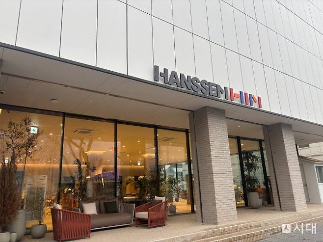 한샘 플래그십 논현점이 특별한 공간으로 고객의 마음을 사로잡았다. 사진은 서울 강남구 한샘 플래그십 논현점 전경. /사진=최진원 기자