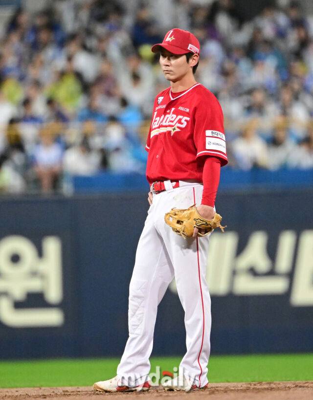 2025년 10월 13일 오후 대구 삼성라이온즈파크에서 열린 '2025 신한 SOL Bank KBO 포스트시즌' SSG 랜더스와 삼성 라이온즈의 준플레이오프 3차전 경기. SSG 2루수 안상현이 3회말 2사 1.3루서 삼성 김성윤의 내야 안타 때 1루 송구 실책으로 추가 실점으로 한 뒤 아쉬워하고 있다./마이데일리