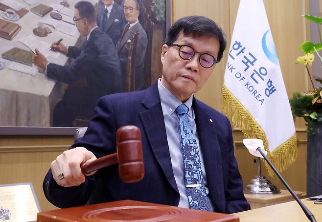 이창용 한국은행 총재가 지난달 서울 중구 한국은행에서 열린 금융통화위원회 통화정책방향 회의에서 의사봉을 두드리고 있다. [연합]