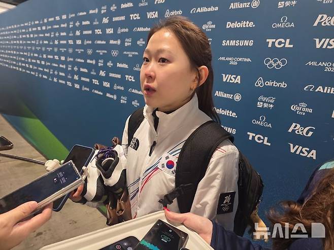 [밀라노=뉴시스] 김희준 기자 = 16일(한국 시간) 이탈리아 밀라노 스피드스케이팅 스타디움에서 열린 2026 밀라노·코르티나담페초 동계올림픽 스피드스케이팅 여자 500m 경기를 마친 김민선이 인터뷰를 하다 눈물을 흘려 눈가가 빨개져 있다. 2026.02.16jinxijun@newsis.com