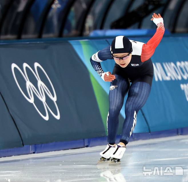 [밀라노=뉴시스] 박주성 기자 = 15일 (현지 시간) 이탈리아 밀라노 스피드스케이팅 스타디움에서 열린 2026 밀라노·코르티나 담페초 동계올림픽 스피드 스케이팅 여자 500m 경기에서 김민선이 역주하고 있다. 2026.02.16. park7691@newsis.com