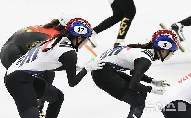 [밀라노=뉴시스] 김근수 기자 = 쇼트트랙 심석희가 14일(현지 시간) 이탈리아 밀라노 아이스 스케이팅 아레나에서 열린 2026 밀라노·코르티나 담페초 동계올림픽 쇼트트랙 스피드스케이팅 여자 3000m 계주 준결승에서 최민정에게 턴을 주고 있다. 2026.02.15. ks@newsis.com
