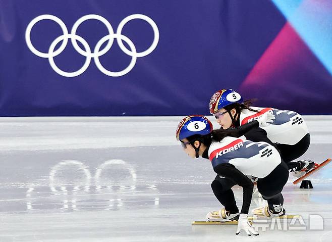 [밀라노=뉴시스] 박주성 기자 = 14일 (현지 시간) 이탈리아 밀라노 아이스 스케이팅 아레나 경기장에서 열린 2026 밀라노·코르티나담페초 동계올림픽 쇼트트랙 여자 3000m 계주 준결승에서 김길리(앞쪽)가 최민정과 터치 준비를 하고 있다. 2026.02.15. park7691@newsis.com