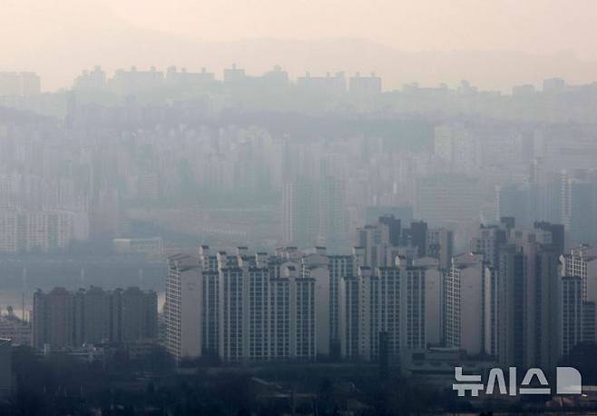 [서울=뉴시스] 배훈식 기자 = 이재명 대통령의 연이은 고강도 부동산 메시지에 서울 강남3구 등에서 급매물이 늘어난 5일 오후 서울 용산구 남산 전망대에서 바라본 서울 도심 아파트가 희뿌연 대기에 갖혀 있다.  한국보동산원이 이날 발표한 2월 첫째 주(2일 기준) 주간 아파트 가격 동향은 따르면 서울 아파트 평균 매매가격은 0.27% 상승해 52주째 상승했으나 전 주(0.31%)보다 오름 폭이 축소됐다. 2026.02.05. dahora83@newsis.com