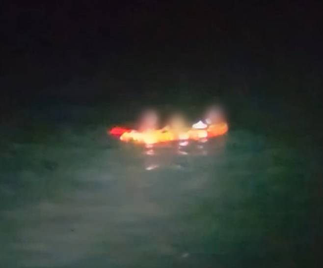 태안해경이 A씨를 구조하고 있는 모습. 태안해경 제공