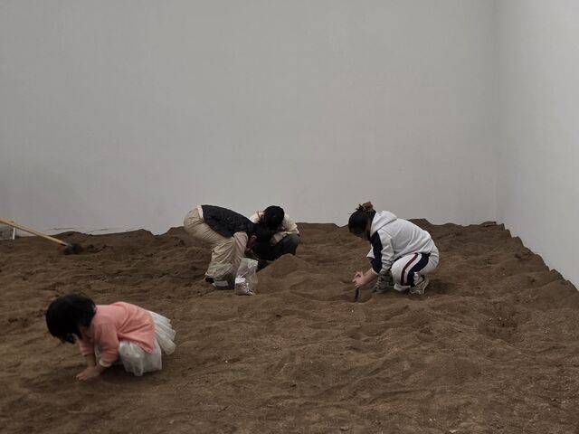 전시장 바닥 가득 깔린 흙을 담아가는 아이들.