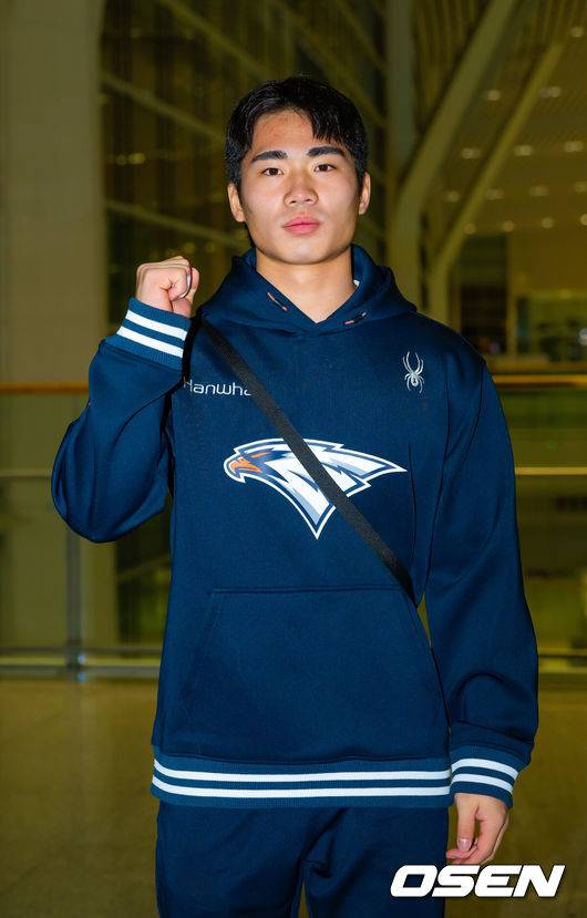 [OSEN=인천공항, 민경훈 기자] 프로야구 한화 이글스가 2026 시즌을 준비하기 위해 23일 오전 인천공항을 통해 호주 멜버른으로 1차 스프링캠프를 떠났다.김경문 감독이 이끄는 한화 선수단은 코치진 17명, 선수 46명을 합해 63명으로 1차 스프링캠프 명단을 꾸렸다.한화 오재원이 출국을 앞두고 포즈를 취하고 있다. 2026.01.23 / rumi@osen.co.kr