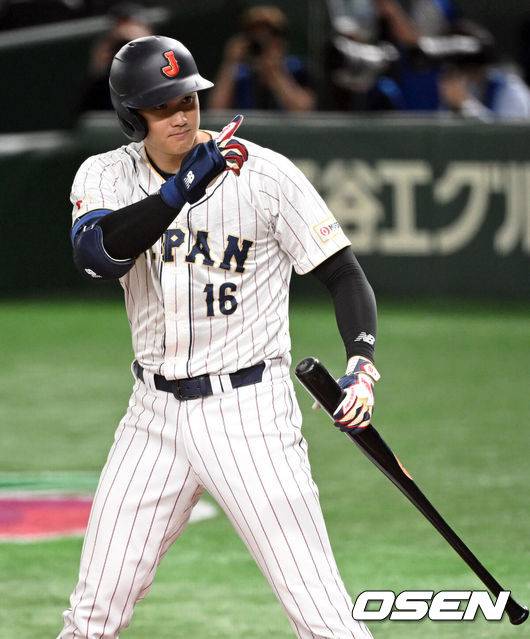 [OSEN=도쿄, 손용호 기자] 11일 도쿄 도쿄돔에서 2023 WBC(월드베이스볼클래식) 일본과 체코의 경기가 벌어졌다.일본 1회말 오타니가 타석에 들어서며 특유의 제스쳐를 취하고 있다.2023.03.11/spjj@osen.co.kr