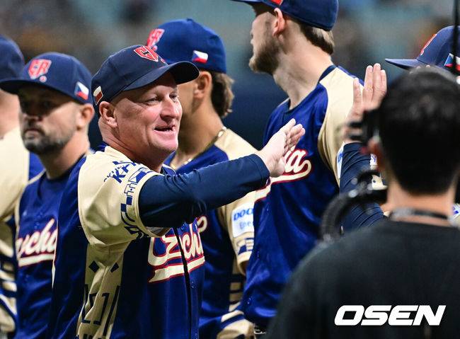 [OSEN=고척, 조은정 기자]8일 서울 구로구 고척스카이돔에서 ‘2025 NAVER K-BASEBALL SERIES’ 대한민국 야구 대표팀과 체코 야구 대표팀의 경기가 열렸다.한국은&nbsp;8일과 9일 2025 K-베이스볼 시리즈 체코 대표팀과의 2경기를 시작으로&nbsp;15일과 16일 양일에 걸쳐 도쿄돔에서 일본 대표팀과 2경기를 치른다.&nbsp;경기 전 체코 파벨 하딤 감독이 입장하고 있다. 2025.11.08 /cej@osen.co.kr