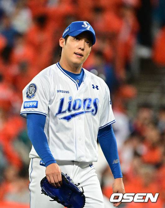 [OSEN=대구, 조은정 기자]22일 대구 삼성라이온즈파크에서 2025 신한 SOL Bank KBO리그 포스트시즌 플레이오프 4차전 삼성 라이온즈와 한화 이글스의 경기가 열렸다.홈팀 삼성은 원태인, 방문팀 한화는 정우주를 선발로 내세웠다.1회초 1실점으로 이닝을 마친 삼성 원태인이 더그아웃으로 향하고 있다. 2025.10.22 /cej@osen.co.kr