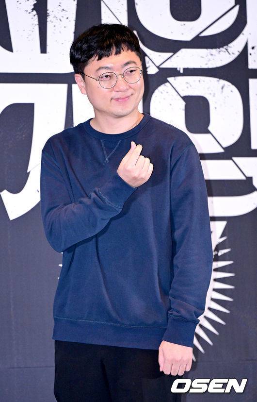 [OSEN=최규한 기자] 12일 오후 서울 성수동 메가박스성수에서 웨이브 오리지널 '피의 게임 시즌3' 제작발표회가 열렸다.'피의 게임'은&nbsp;생존 지능 최강자들의 극한 생존 게임을 다룬 서바이벌 예능이다.&nbsp;지난 2021년 첫 시즌을 시작해 시즌2까지 호평받은 가운데, 새 시즌인 시즌3에서는 '서바이벌 올스타전'을 표방하며 서바이벌 예능 레전드 플레이어들을 한 자리에 모았다.&nbsp;충주맨이 포토타임을 하고 있다. 2024.11.12 / dreamer@osen.co.kr