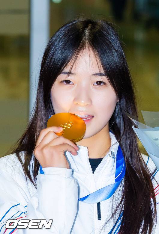 [OSEN=인천공항, 민경훈 기자] 밀라노·코르티나담페초 동계올림픽 우리 선수단 첫 금메달의 주인공 최가온(18·세화여고)이 16일 오후 인천국제공항을 통해 입국했다.최가온은 지난 13일 밀라노 아이스스케이팅 아레나에서 열린 여자 스노보드 하프파이프 결선에서 극적인 역전 드라마를 완성하며 한국 선수단의 설상 종목 첫 올림픽 금메달의 주인공이 됐다.최가온이 입국장을 걸어 나온 후 금메달을 들고 포즈를 취하고 있다. 2026.02.16 /rumi@osen.co.kr
