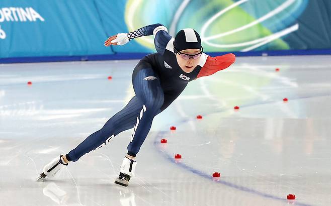 스피드스케이팅 김민선이 15일(현지시간) 이탈리아 밀라노 스피드스케이팅 스타디움 열린 2026 밀라노·코르티나담페초 동계올림픽 스피드스케이팅 여자 500m에서 질주하고 있다. 김민선은 38초01로 결승선을 통과하며 최종 14위로 경기를 마쳤다. 밀라노=뉴스1