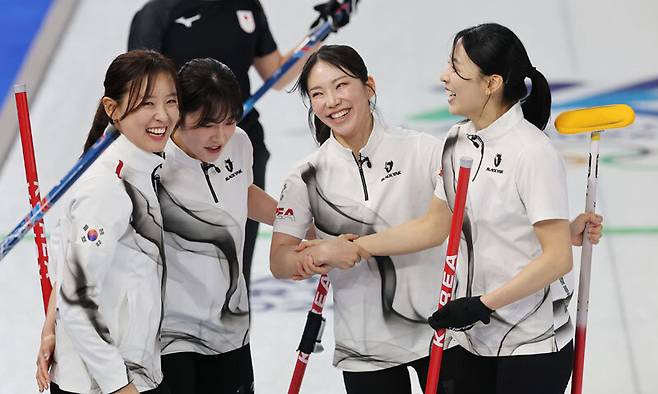 15일(현지시간) 이탈리아 코르티나담페초 컬링 올림픽 스타디움에서 열린 2026 밀라노ㆍ코르티나담페초 동계올림픽 컬링 여자 라운드로빈 한국과 일본의 경기에서 한국 대표팀이 7대5로 이긴 뒤 기뻐하고 있다. 코르티나담페초=연합
