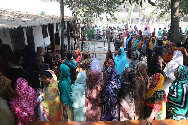 12일(현지시간) 방글라데시 다카의 한 투표소에서 시민들이 길게 줄&nbsp;서 투표 순서를 기다리고 있다. 다카=신화연합뉴스