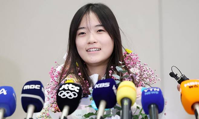 2026 밀라노·코르티나담페초 동계올림픽 스노보드 여자 하프파이프에서 금메달을 차지한 최가온이 16일 인천국제공항 2터미널을 통해 귀국해 취재진 질문에 답하고 있다. 뉴스1