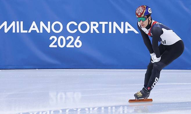 16일(현지시간) 이탈리아 밀라노 아이스스케이팅 아레나에서 열린 2026 밀라노-코르티나담페초 동계올림픽 쇼트트랙 남자 500m 예선에서 황대헌이 탈락한 뒤 아쉬워하고 있다. 연합뉴스