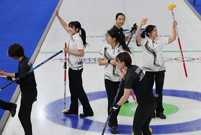 15일(현지시간) 이탈리아 코르티나담페초 컬링 올림픽 스타디움에서 열린 2026 밀라노·코르티나담페초 동계올림픽 컬링 여자 라운드로빈 한국과 일본의 경기에서 한국 대표팀이 이긴 뒤 기뻐하고 있다.ⓒ연합뉴스
