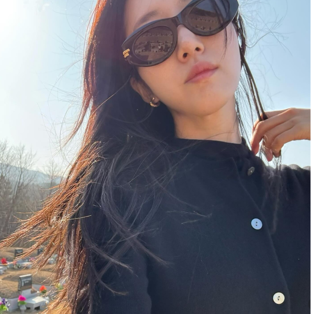 설 명절을 맞아 어머니 묘소에 들른 사진을 올린 가수 겸 배우 함은정. 사진 함은정 SNS 캡쳐