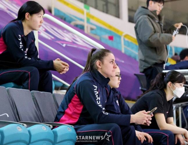 흥국생명 외국인 선수 피치(가운데)가 관중석에서 훈련을 지켜보고 있다. 기사 내용과 연관 없음. /사진=강영조 선임기자