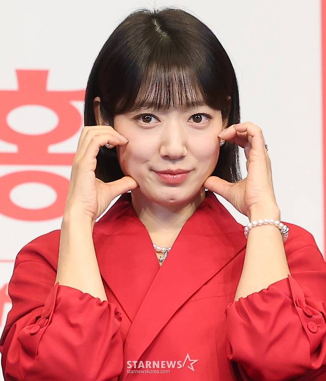 (서울=뉴스1) 권현진 기자 = 배우 박신혜가 12일 서울 구로구 더링크 호텔에서 열린 tvN 새 토일드라마 ‘언더커버 미쓰홍’(연출 박선호 / 극본 문현경) 제작발표회에 참석해 포즈를 취하고 있다. '언더커버 미쓰홍'은 1990년대 세기말, 30대 엘리트 증권감독관 홍금보(박신혜 분)가 수상한 자금의 흐름이 포착된 증권사에 20살 말단 사원으로 위장 취업하며 벌어지는 좌충우돌 레트로 오피스 코미디 드라마다. 2026.1.12/뉴스1 Copyright (C) 뉴스1. All rights reserved. 무단 전재 및 재배포, AI학습 이용 금지. /사진=(서울=뉴스1) 권현진 기자