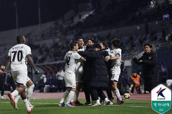 기뻐하는 성남FC 선수들. /사진=한국프로축구연맹 제공