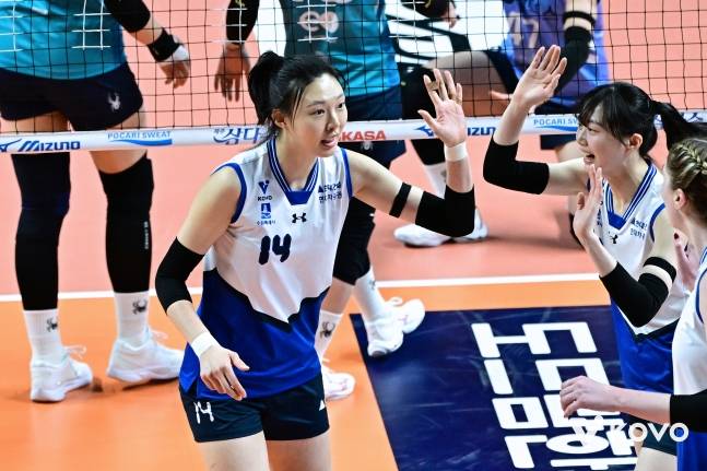 양효진(왼쪽)이 득점 후 동료들과 하이파이브를 하고 있다. /사진=KOVO 제공