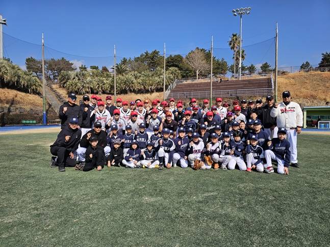 서귀포 리틀야구단을 초대한 울산 웨일즈 선수들이 기념 촬영을 하고 있다. /사진=울산 웨일즈