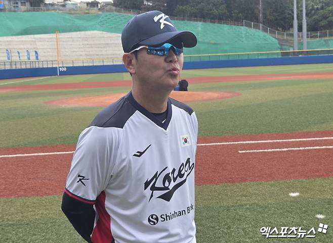 류지현 2026 월드베이스볼클래식(WBC) 국가대표팀 감독이 16일 일본 오키나와 가네다 구장에서 진행된 첫 소집 훈련에 앞서 원태인, 문동주 부상 이탈에 따른 향후 마운드 운영 복안을 밝혔다. 사진 김지수 기자
