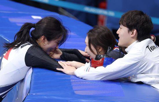 김길리(성남시청)는 16일(한국시간) 이탈리아 밀라노 아이스스케이팅 아레나에서 열린 2026 밀라노·코르티나담페초 동계올림픽 쇼트트랙 여자 1000m 파이널A(결승)에서 1분28초614의 기록으로 3위에 올라 동메달을 얻었다. 2월17일 설날을 할하루 앞두고 김길리는 첫 올림픽 무대임에도 여자 1000m에서 값진 동메달을 목에 걸면서 처음으로 올림픽 포디움에 올랐다. 이날 메달이 확정된 후 김길리는 눈물을 흘리며 눈길을 끌었다. 연합뉴스