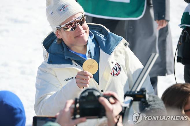 계주 금메달 목에 건 요한네스 클레보 [EPA=연합뉴스]