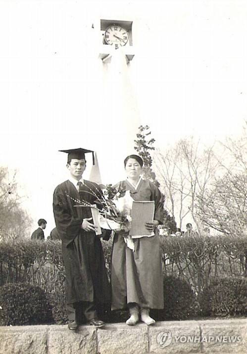 건국대(국어국문학과) 졸업식에서 김홍신 작가와 어머니 [본인 제공]