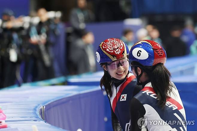 환한 미소의 최민정 (밀라노=연합뉴스) 이지은 기자 = 14일(현지시간) 이탈리아 밀라노 아이스스케이팅 아레나에서 열린 2026 밀라노ㆍ코르티나담페초 동계올림픽 쇼트트랙 여자 3000m 릴레이 준결승에 출전한 최민정이 김길리와 환하게 웃고 있다. 2026.2.15 jieunlee@yna.co.kr