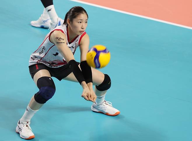 몸 푸는 인쿠시 (김천=연합뉴스) 김현태 기자 = 지난 3일 경북 김천실내체육관에서 열린 여자 프로배구 정관장 레드스파크스와 한국도로공사 하이패스의 경기. 정관장 인쿠시가 몸을 풀고 있다. 2026.2.3. mtkht@yna.co.kr