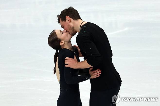 연기를 마친 뒤 키스하는 다닐로바(왼쪽)와 치바 [EPA=연합뉴스]