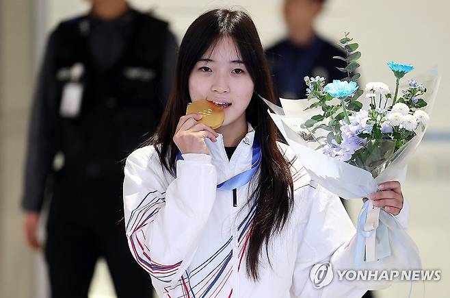 ‘스노보드 금메달’ 최가온, 귀국 (영종도=연합뉴스) 윤동진 기자 = 2026 밀라노·코르티나 동계올림픽 스노보드 여자 하프파이프에서 금메달을 획득한 최가온이 16일 인천국제공항 2터미널을 통해 귀국하며 포즈를 취하고 있다. 2026.2.16 mon@yna.co.kr