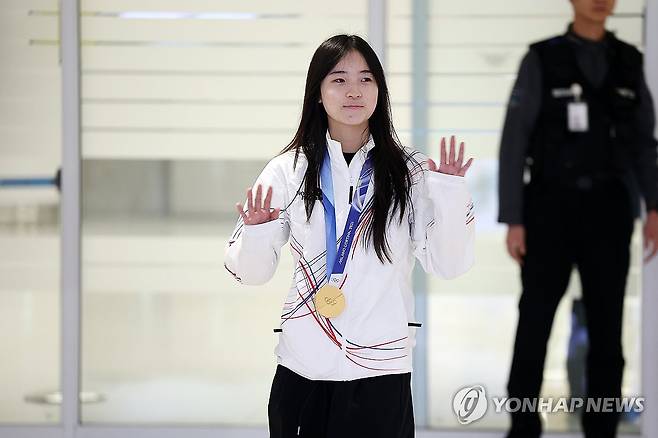 ‘스노보드 금메달’ 최가온, 귀국 (영종도=연합뉴스) 윤동진 기자 = 2026 밀라노·코르티나 동계올림픽 스노보드 여자 하프파이프에서 금메달을 획득한 최가온이 16일 인천국제공항 2터미널을 통해 귀국하며 취재진을 향해 인사를 하고 있다. 2026.2.16 mon@yna.co.kr