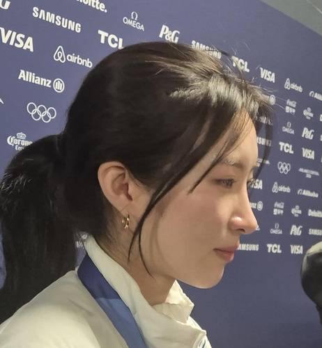 눈시울 붉히는 김길리 (밀라노=연합뉴스) 김경윤 기자 = 쇼트트랙 국가대표 김길리가 16일(한국시간) 이탈리아 밀라노 아이스스케이팅 아레나에서 열린 2026 밀라노·코르티나담페초 동계 올림픽 여자 1,000ｍ에서 동메달을 딴 뒤 공동취재구역에서 최민정과 관련한 질문을 받고 눈시울을 붉히고 있다. 2026.2.16. cycle@yna.co.kr