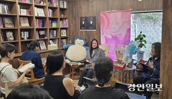 인천 중구 ‘서점 마계’에서 책담회가 열리는 모습. /인천시 제공