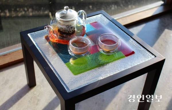 스튜디오 바이미가 제작한 유리소반. /인천시 제공