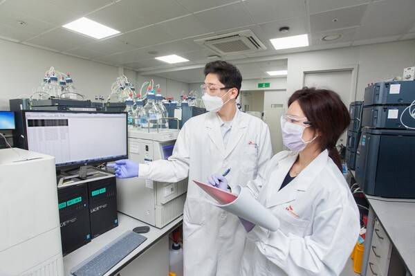 SK케미칼은 넥스트젠바이오사이언스와 신규 신약 과제 발굴 및 공동 연구개발 협력 강화를 위한 업무협약을 체결했다고 26일 밝혔다. SK케미칼 연구원이 신약 개발 연구 분석 결과를 점검하고 있다. 연합뉴스
