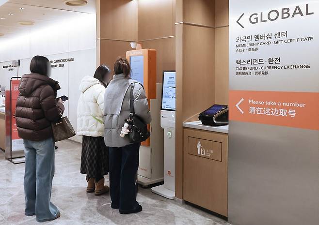 신세계백화점 본점에 설치된 외국인 데스크. [사진=신세계]