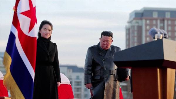 김정은 북한 국무위원장이 딸 주애와 함께 지난 15일 평양 화성지구에 해외군사작전 파병군 전사자 유가족을 위해 건설한 ‘새별거리’ 준공식에 참석해 준공 테이프를 끊고 기념연설을 했다고 조선중앙TV가 16일 보도했다. (사진=연합뉴스)