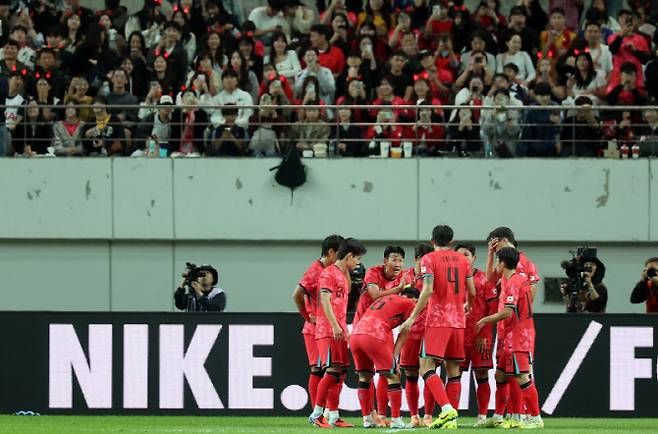지난해 10월 14일 서울 마포구 서울월드컵경기장에서 열린 한국과 파라과이 축구 대표팀의 친선경기. 엄지성이 선제골을 넣은 가운데 주장 손흥민이 동료들을 한데 모아 의견을 나누고 있다. 사진=연합뉴스